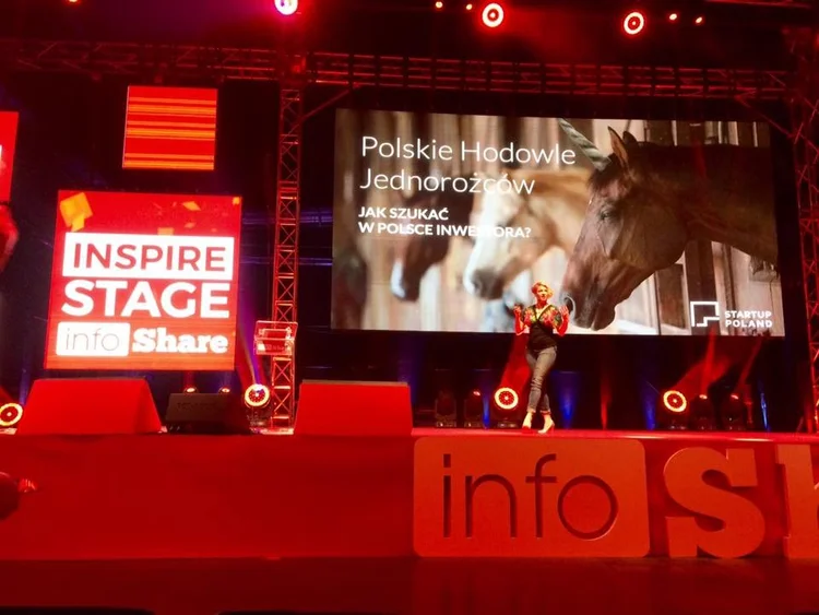 Julia Szopa na scenie Infoshare