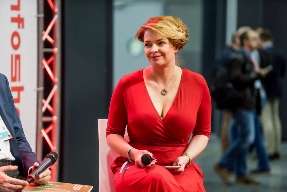 Julia Szopa podczas wystąpienia na Infoshare